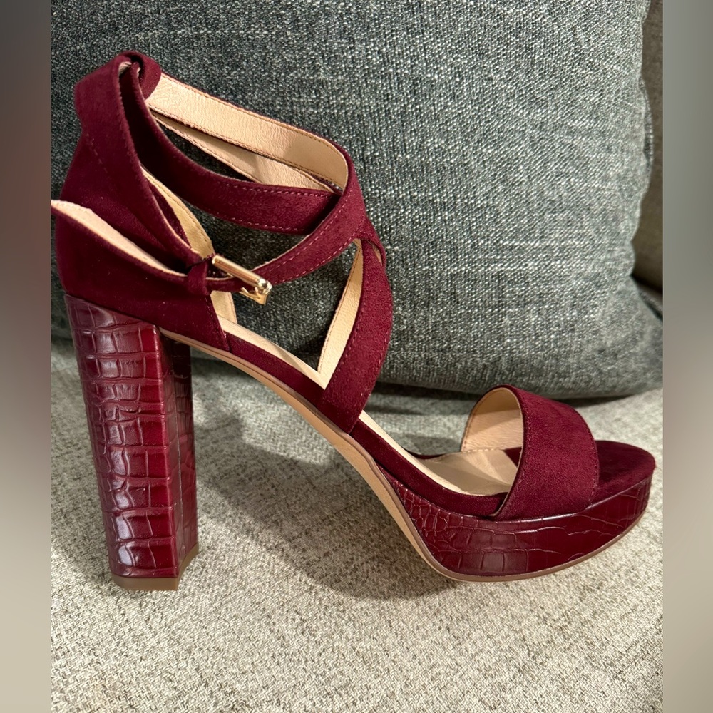 Women Open Toe Suede burgundy Platform Heel. (New)